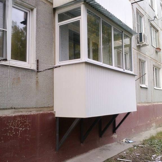 Можно ли пристроить балкон на 1 этаже многоквартирного дома: подробный план действий и реальные риски