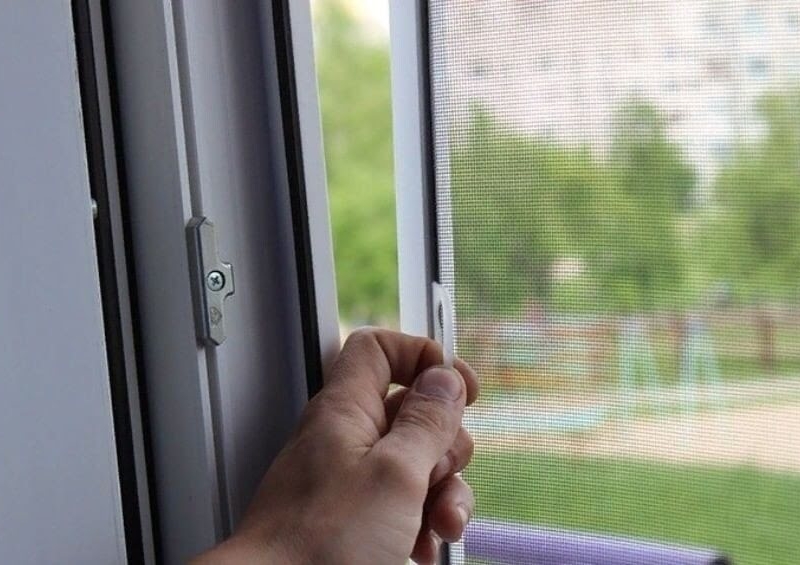 Как снять москитную сетку с пластикового окна: подробная инструкция и практические советы