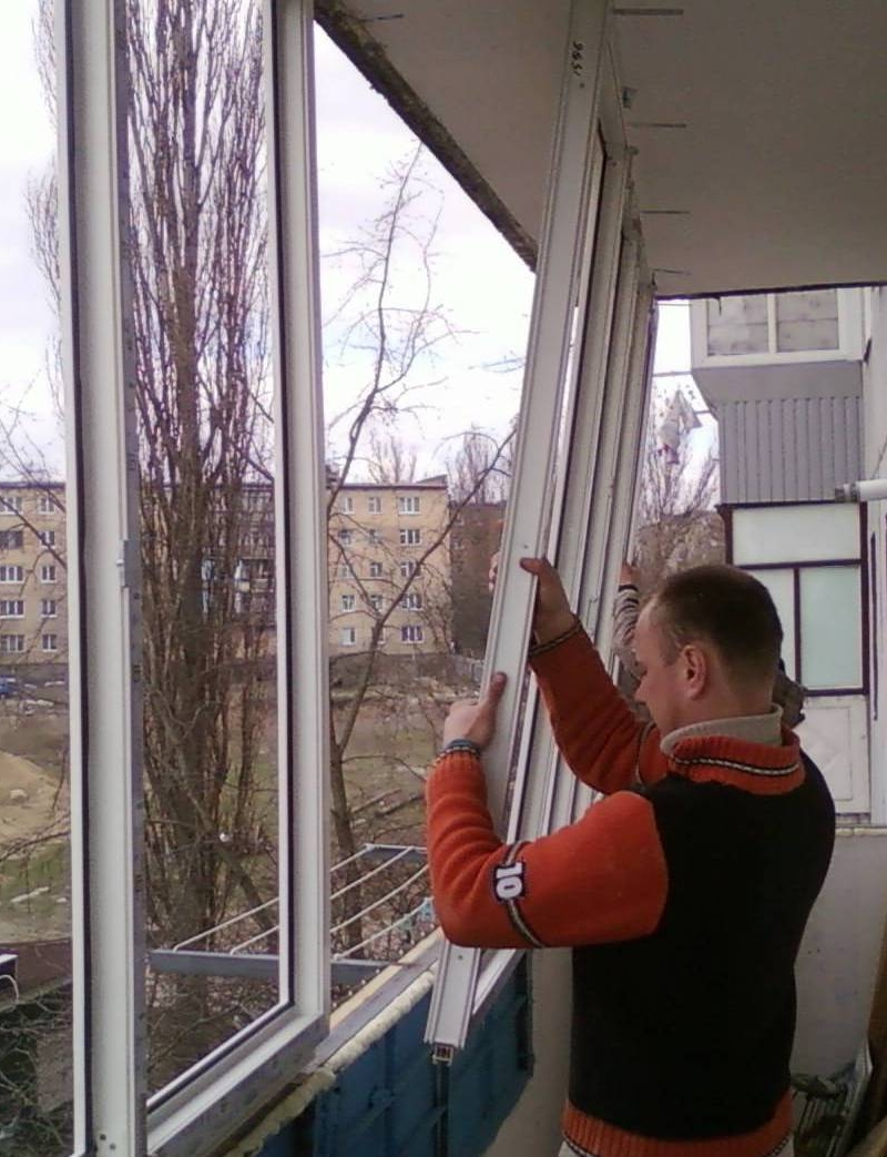 Остекление балкона своими руками: от замера до уютной зоны