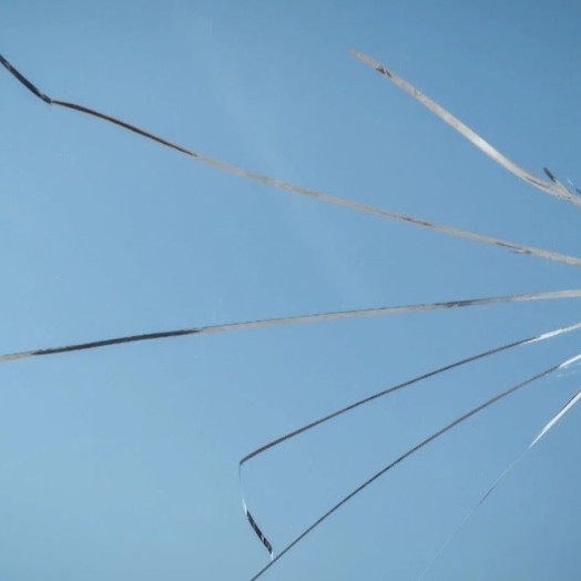 Лопнуло стекло в стеклопакете: что делать, чем заклеить и как избежать проблем