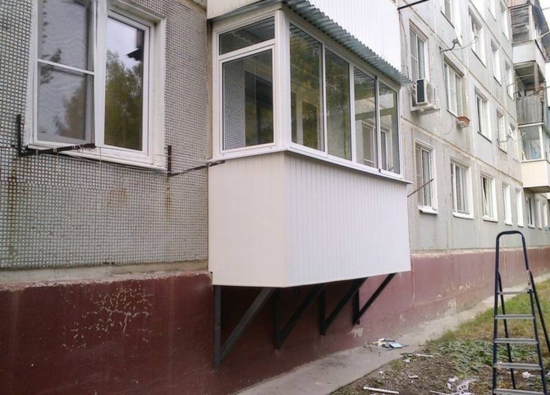 Можно ли пристроить балкон на 1 этаже многоквартирного дома: подробный план действий и реальные риски